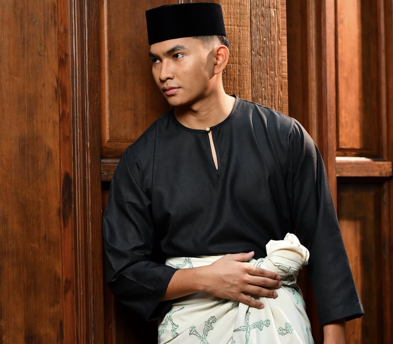 Rekaan sampin Keris Sepukal & Beko milik keturunan keluarga pereka fesyen Emran Rijal diciplak