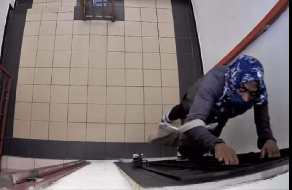 Lelaki bertudung pecah masuk universiti terbongkar