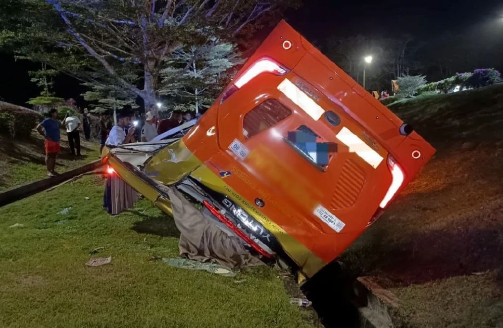 Bas ekspres terbabas dan terbalik di Skudai, tiga mangsa tersepit